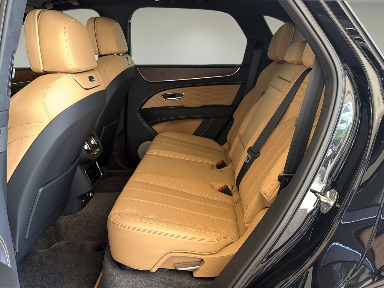 Used 2025 Bentley Bentayga AWD/4WD image 21