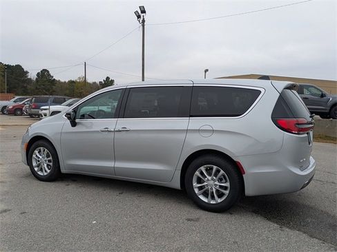New 2026 Chrysler Pacifica Select image 5