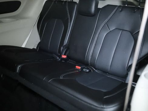 Used 2023 Chrysler Pacifica Touring-L FWD image 13