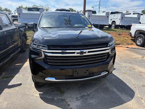 Used 2021 Chevrolet Suburban LT RWD image 2
