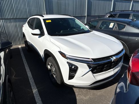 Used 2025 Chevrolet Trax LT w/ LT Convenience Package FWD image 2