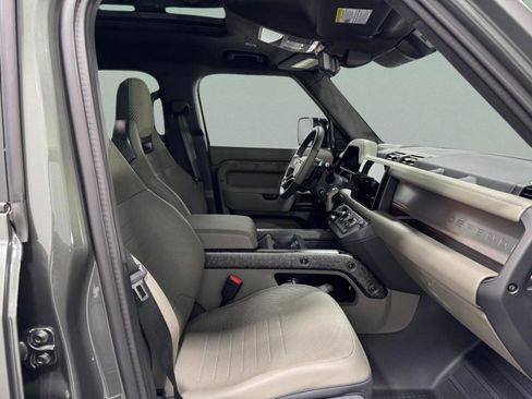 Used 2025 Land Rover Defender 110 image 12