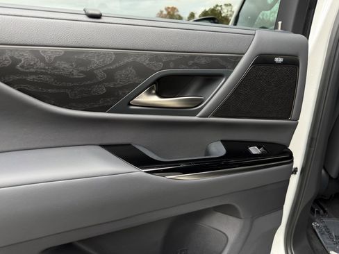 Used 2023 Lexus LX 600 4WD w/ Luxury Package image 33