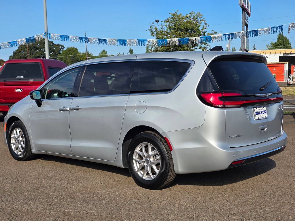 Used 2024 Chrysler Pacifica Touring-L FWD image 2