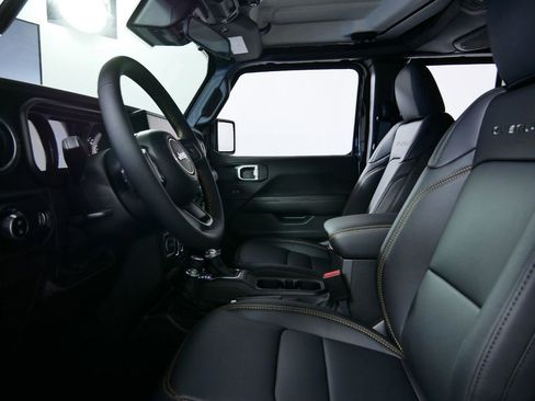 Used 2024 Jeep Gladiator Sport w/ Premium Package image 31