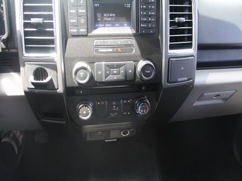 Used 2016 Ford F150 XLT image 9