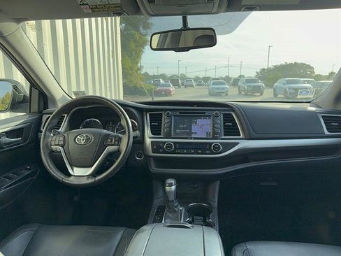 Used 2014 Toyota Highlander XLE FWD image 3