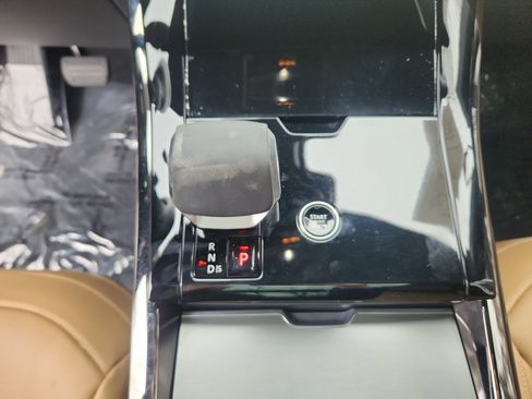 Used 2025 Land Rover Range Rover Sport SE image 16