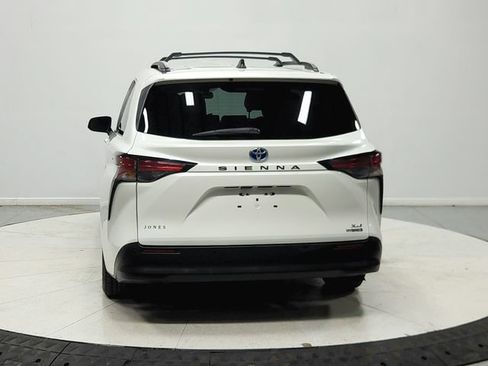 Used 2021 Toyota Sienna XLE FWD image 7