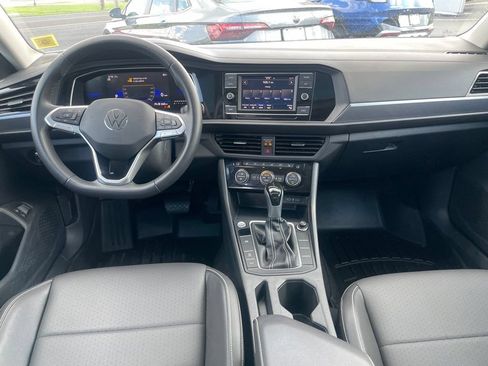 Certified 2023 Volkswagen Jetta SE w/ Panoramic Sunroof Package FWD image 10