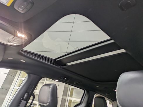 Used 2023 Chrysler Pacifica Limited w/ S Appearance Package image 26