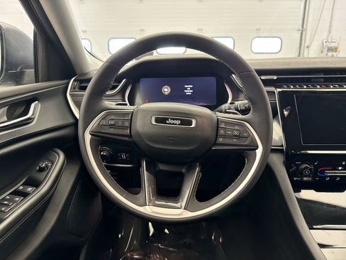 Used 2023 Jeep Grand Cherokee Laredo w/ Luxury Tech Group I AWD/4WD image 12