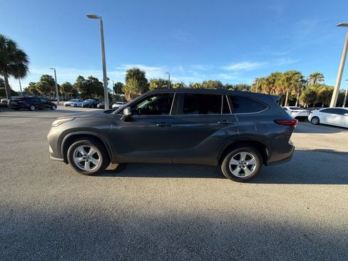 Used 2023 Toyota Highlander L FWD image 2