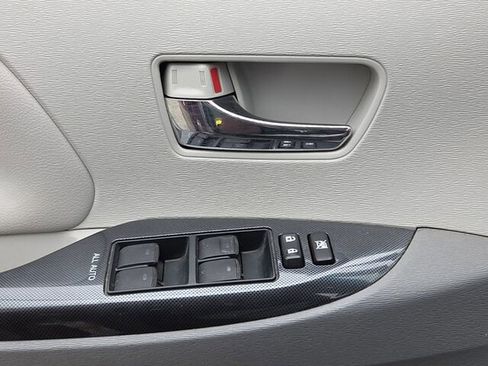 Used 2014 Toyota Sienna SE FWD image 29