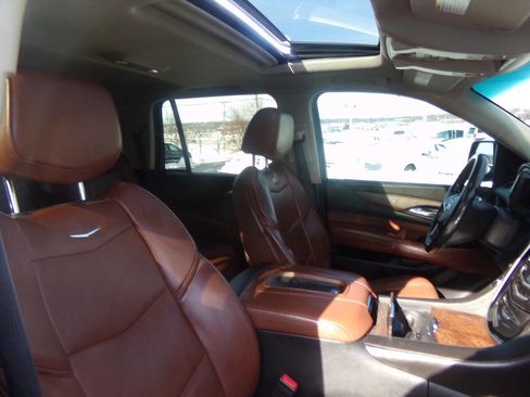 Used 2015 Cadillac Escalade Luxury image 36