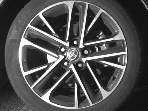 Used 2025 Toyota Camry XLE image 12