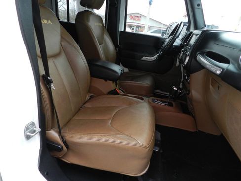 Used 2014 Jeep Wrangler Unlimited Sahara w/ Connectivity Group image 11