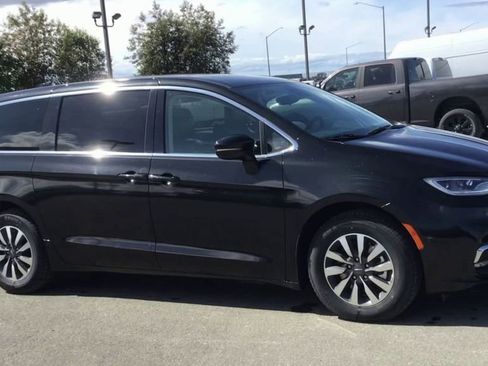 Used 2024 Chrysler Pacifica Select image 2