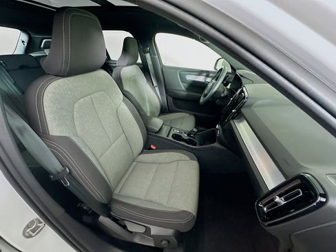 Used 2025 Volvo XC40 B5 Core image 31