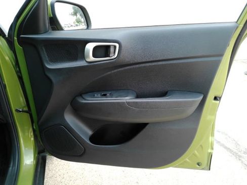 Used 2022 Hyundai Venue SEL FWD image 16
