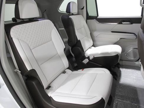 Used 2025 GMC Acadia Denali w/ LPO, Floor Liner Package FWD image 18