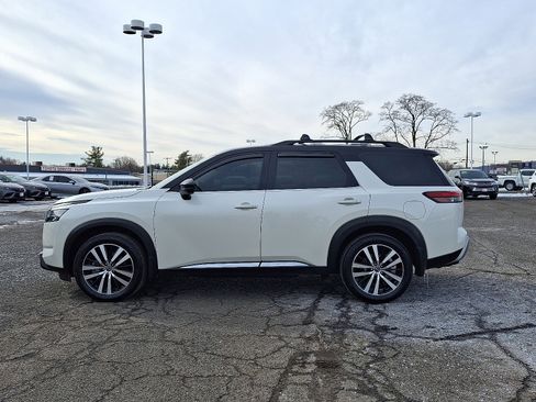 Used 2023 Nissan Pathfinder Platinum image 4