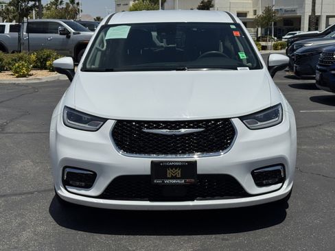 Used 2023 Chrysler Pacifica Touring-L FWD image 2