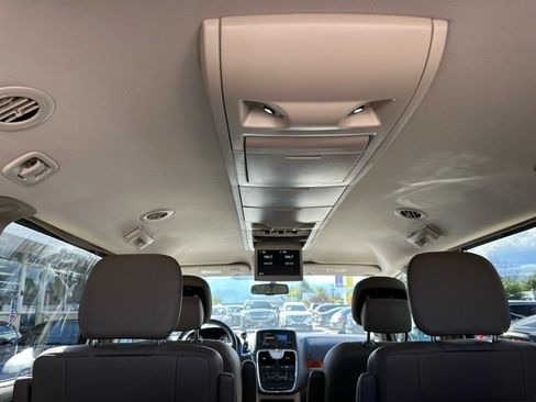 Used 2016 Chrysler Town & Country Touring FWD image 30