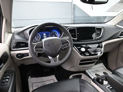Used 2023 Chrysler Pacifica Touring-L FWD image 27