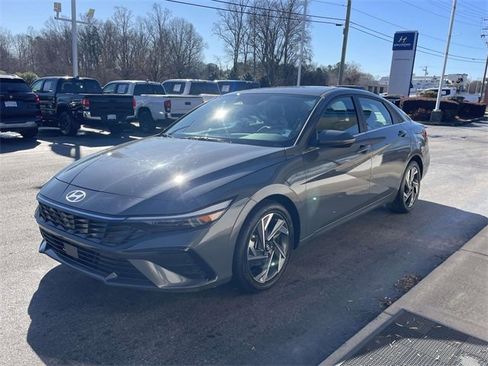 Certified 2024 Hyundai Elantra SEL w/ Convenience Package image 3