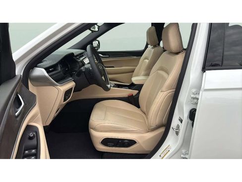 Used 2023 Jeep Grand Cherokee Limited w/ Black Appearance Package image 11