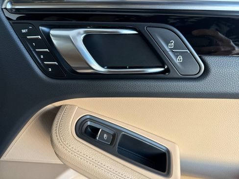 Certified 2026 Porsche Macan AWD/4WD image 18