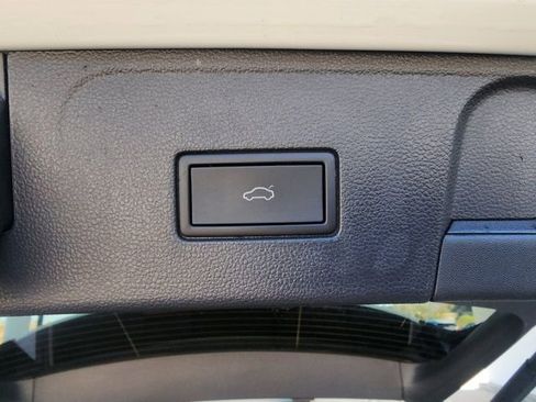 Used 2025 Volkswagen Atlas SE image 19