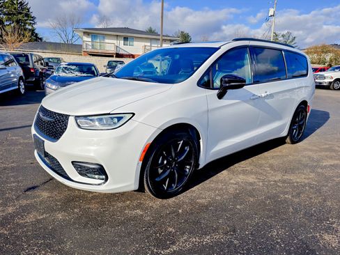 Used 2025 Chrysler Pacifica Limited image 9