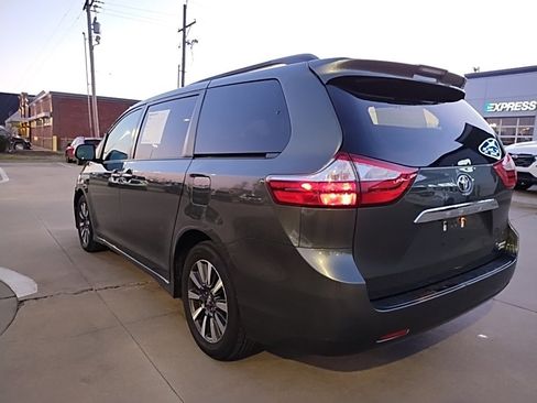 Used 2018 Toyota Sienna Limited Premium image 10