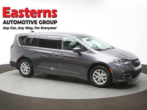 Used 2023 Chrysler Pacifica Touring-L image 50