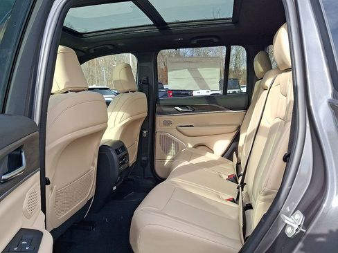 New 2025 Jeep Grand Cherokee Limited w/ Luxury Tech Group II image 7