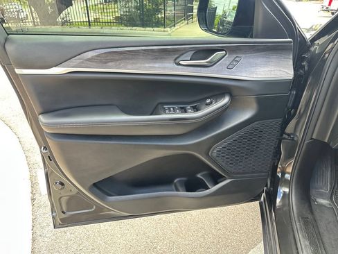 Used 2024 Jeep Grand Cherokee Limited w/ Black Appearance Package RWD image 16