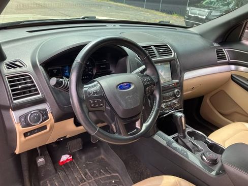 Used 2017 Ford Explorer XLT w/ Equipment Group 202A AWD/4WD image 8