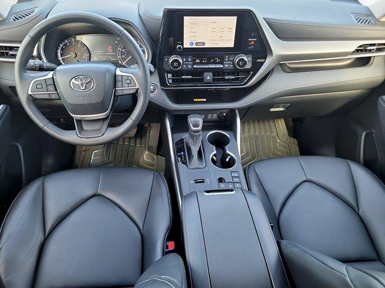 Used 2023 Toyota Highlander XLE FWD image 17
