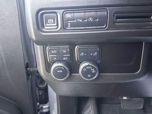 Used 2024 Chevrolet Suburban LT image 23