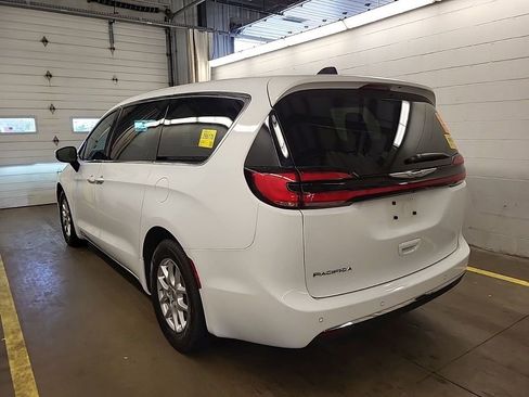 Used 2023 Chrysler Pacifica Touring-L FWD image 4