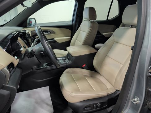 Used 2023 Chevrolet Traverse Premier FWD image 7