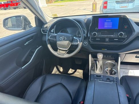 Used 2023 Toyota Highlander XLE AWD/4WD image 11