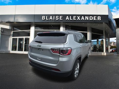 Used 2025 Jeep Compass Limited AWD/4WD image 3