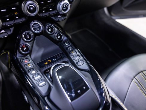 Used 2022 Aston Martin V8 Vantage Coupe RWD image 49