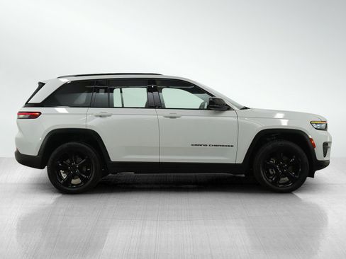 Used 2023 Jeep Grand Cherokee Altitude image 7