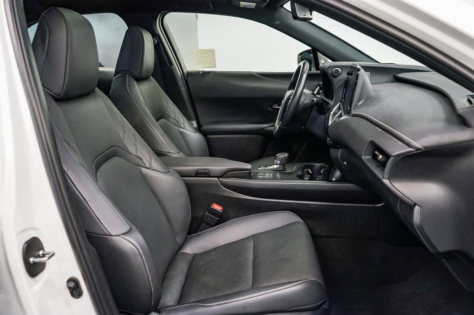 Used 2025 Lexus UX 300h FWD w/ Accessory Package (Z2) image 16