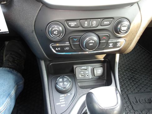 Used 2015 Jeep Cherokee Trailhawk AWD/4WD image 20