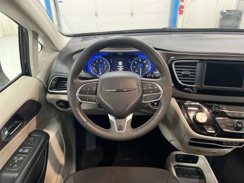 Used 2023 Chrysler Voyager LX FWD image 11